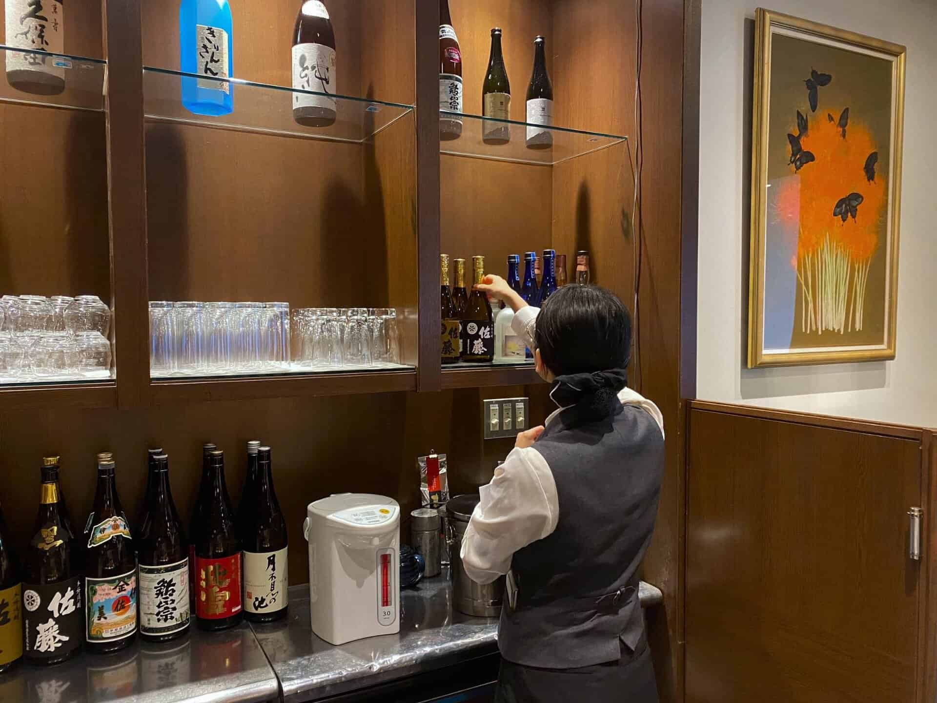 【卒業生インタビュー】妙高で見つけた私らしい働き方。「向いてない」と思っていた接客業への挑戦 4 妙高はねうま複業協同組合の派遣先「赤倉観光ホテル」でウェイターをする職員